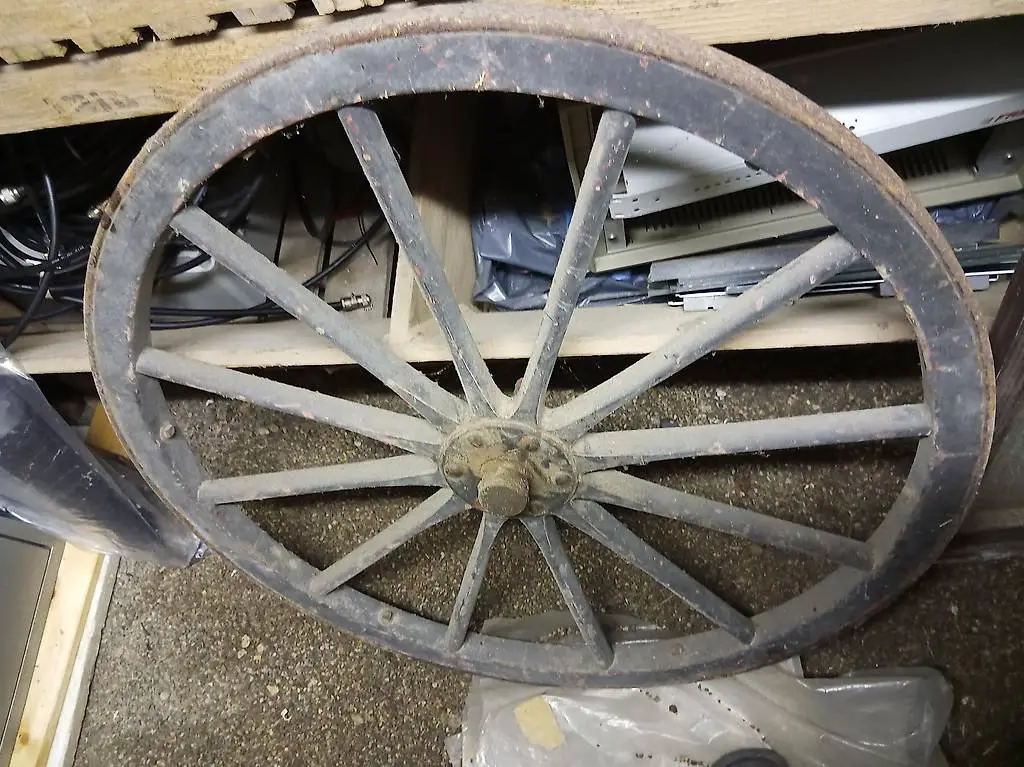 Wagenrad zu historischer Kutsche / Verkauf an Meistbietenden