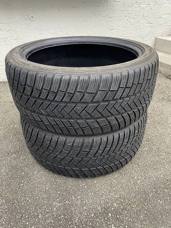 2 x 235/40/19 Vredestein Winterreifen