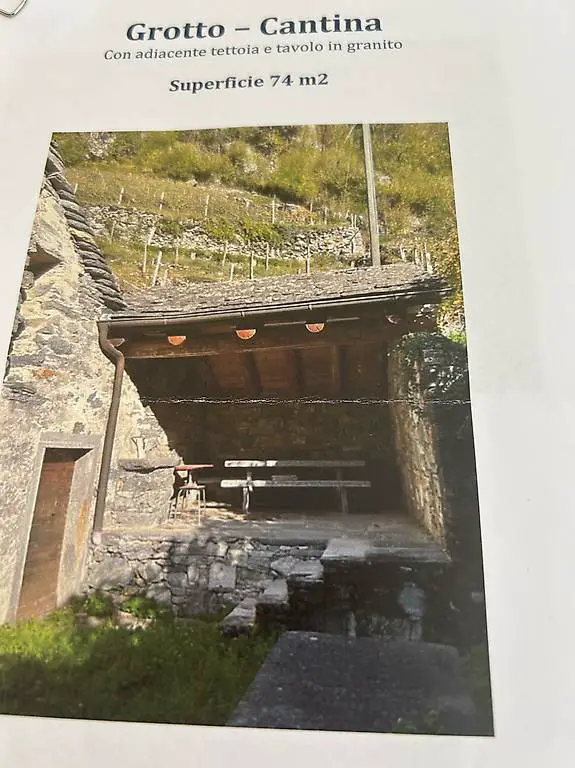 Grotto-cantina naturale - tettoia con tavolo in granito