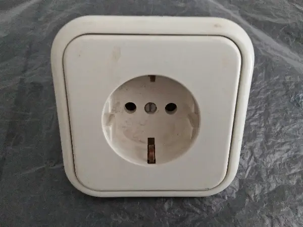 Unterputz Schuko-Steckdose, creme-farben