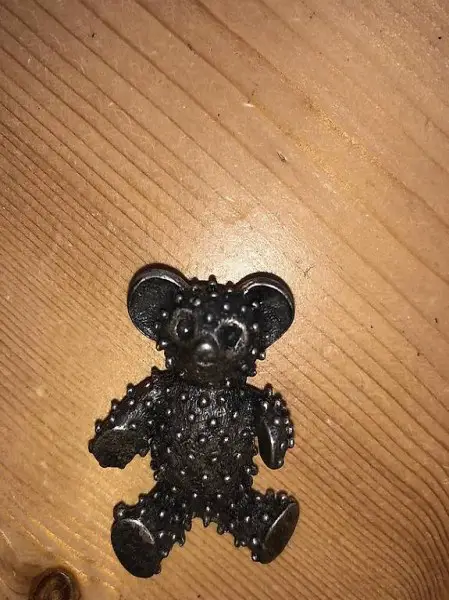 Verkaufe ein Pin aus mettal