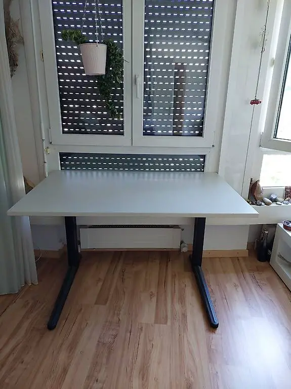 Pult / Schreibtisch grau