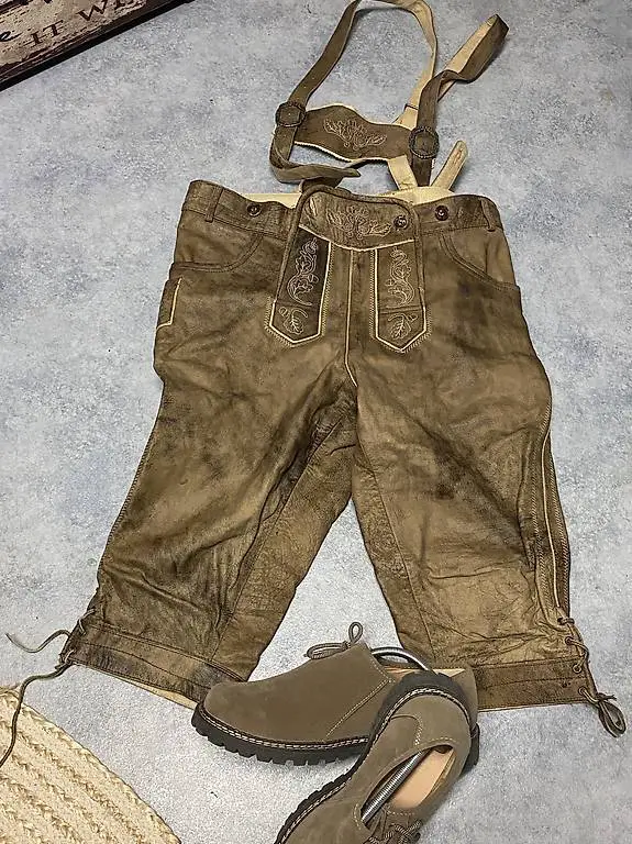 Lederhose mit Schuhen