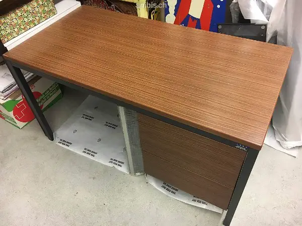 Aus Nachlass kleiner stabieler nussbaumfarbiger Pult mit 3