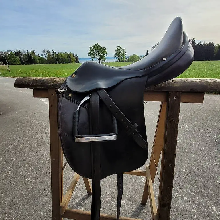 Vielseitigkeitssattel, Wanderreitsattel und Pferdezubehör