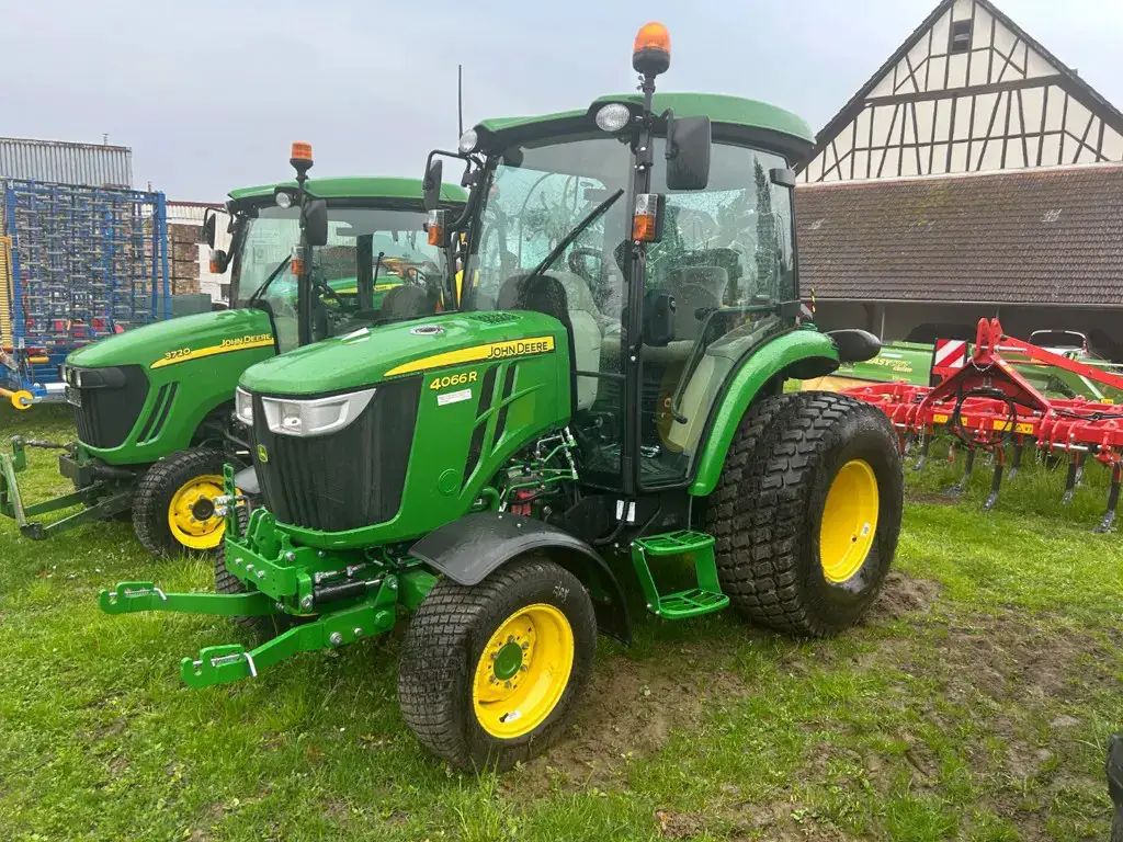 John Deere 4066R mit Kabine und E-Joystick