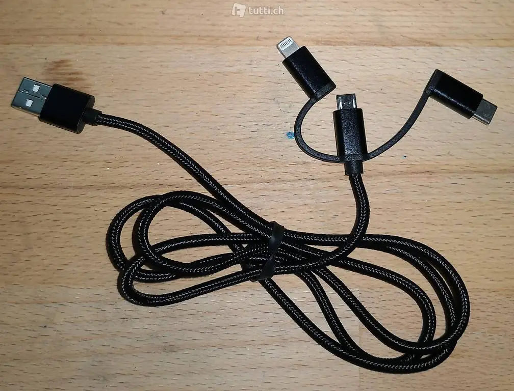 Cavo USB per ricarica telefono con tre adattatori