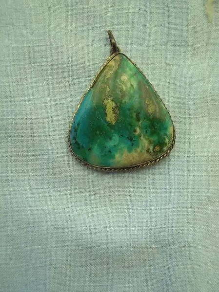 Pendentif pierre naturelle et enrourage argent