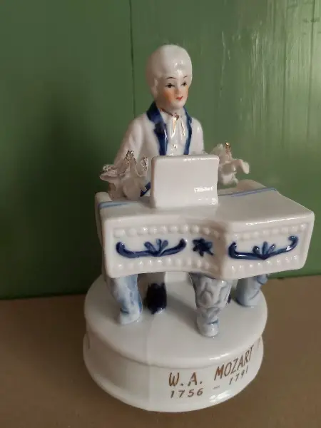 Mozart am Flügel. Vintage Spieluhr. Porzellanfigur Rokoko