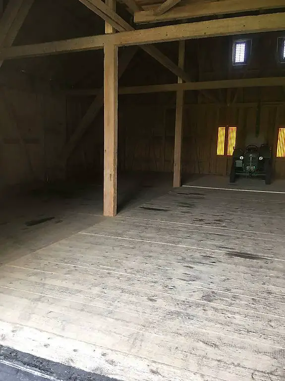 Einstellplatz Parkplatz in geschlossener Scheune