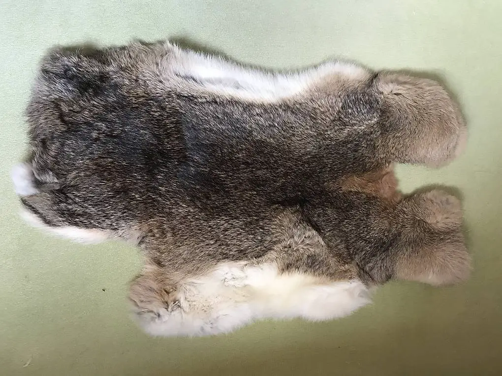 Kaninchenfell (braun, dunkel mit etwas weiss an den Flanken)