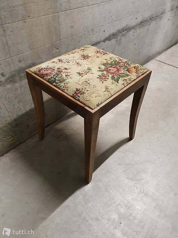 Sgabello di legno con seduta ricamata estraibile