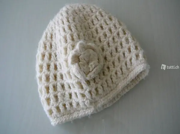 gestrickte Mütze mit Blume