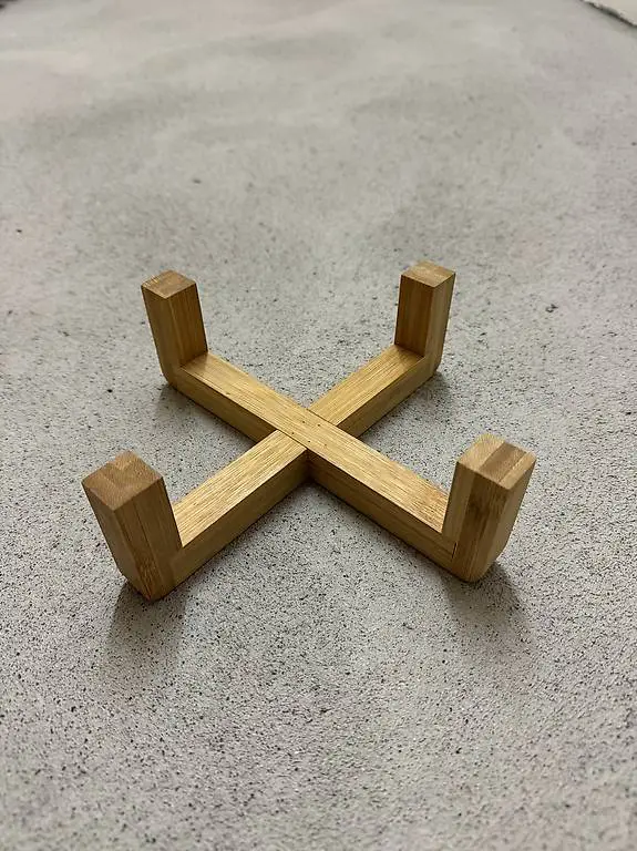 Holzgestell für Futternapf