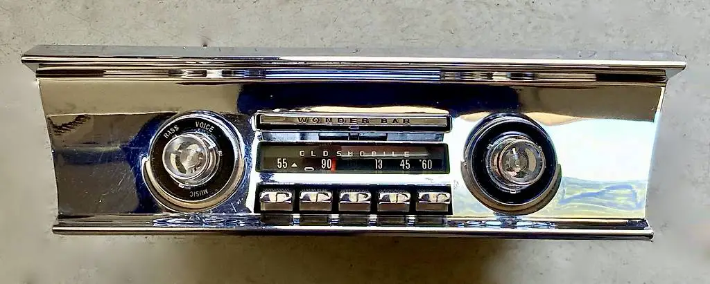1962 Oldsmobile Wonderbar Radio used