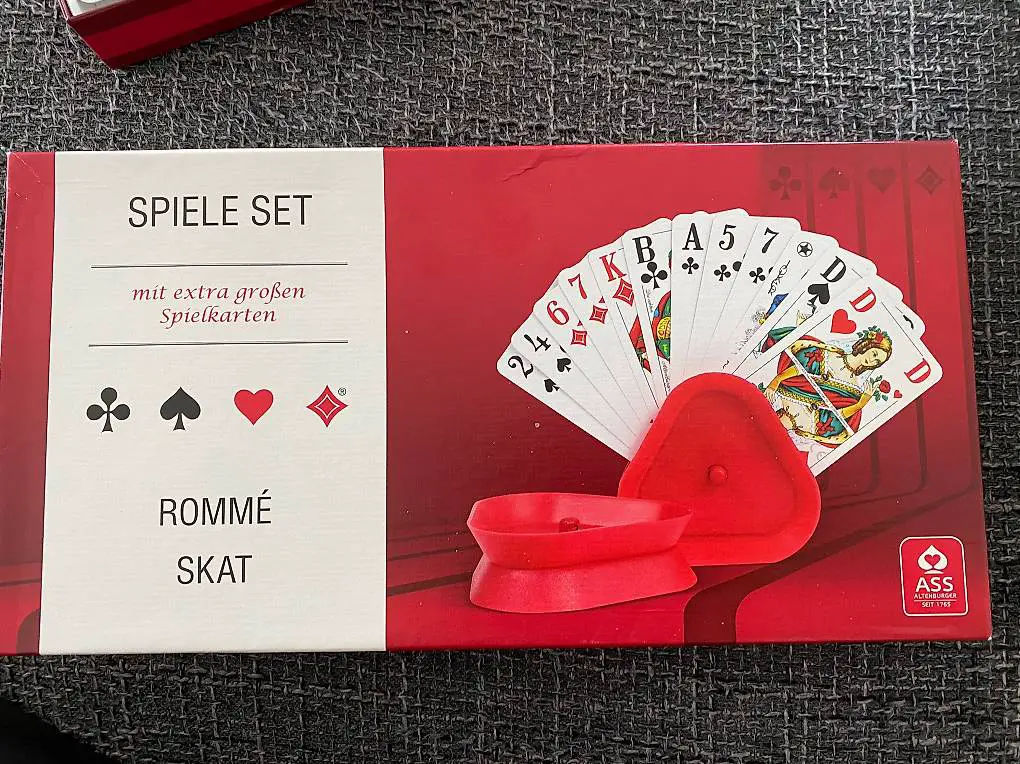 ASS Altenburger Spielset Rommé/Skat mit Kartenhalter