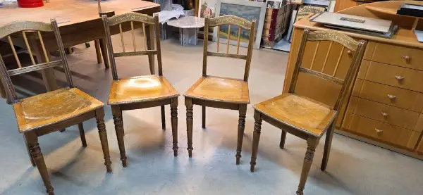 4 Stück Holzstühle mit Intarsien und gedrechselten Beinen