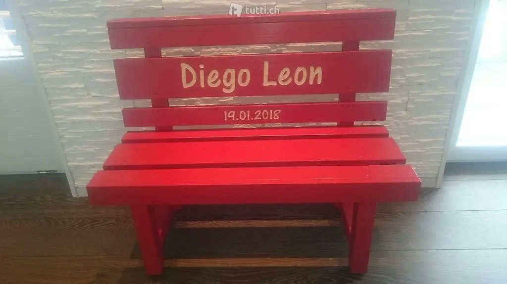 Feuerrotes Holzbänkli als Geburtgeschenk