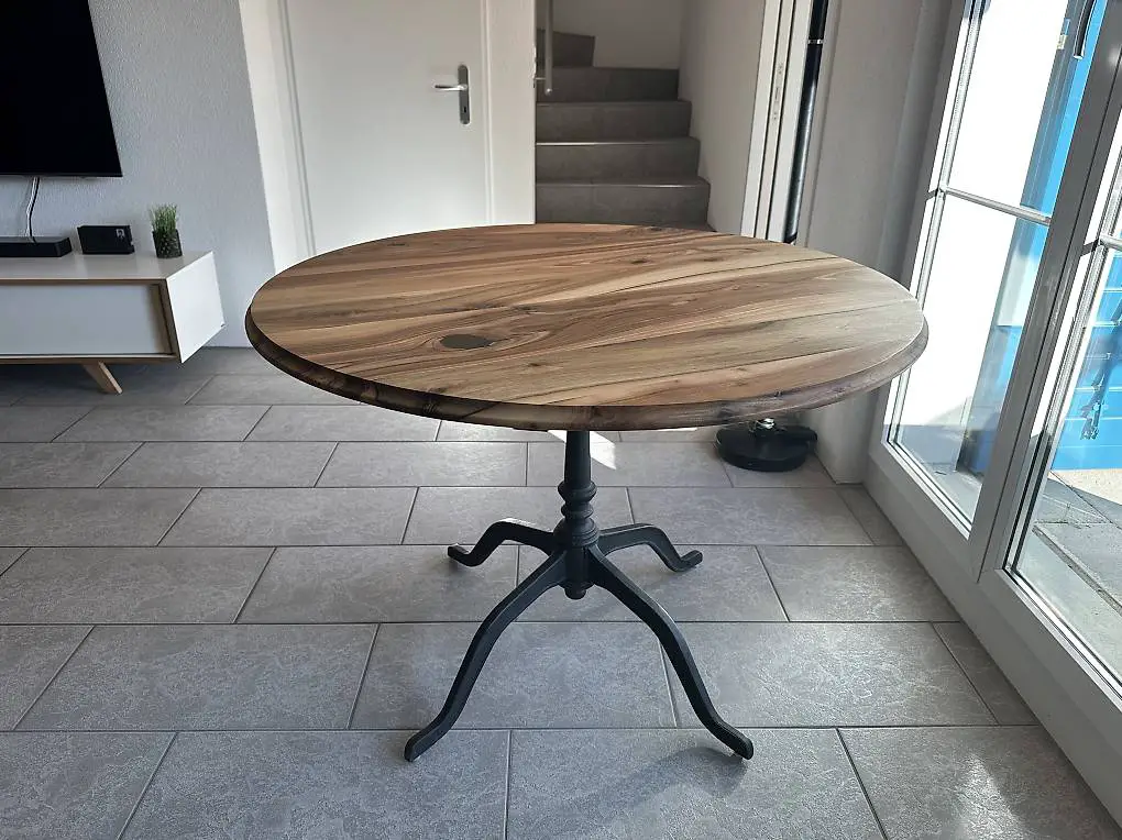 Beizentisch Bistrotisch Esstisch Nussbaum Gussfuss