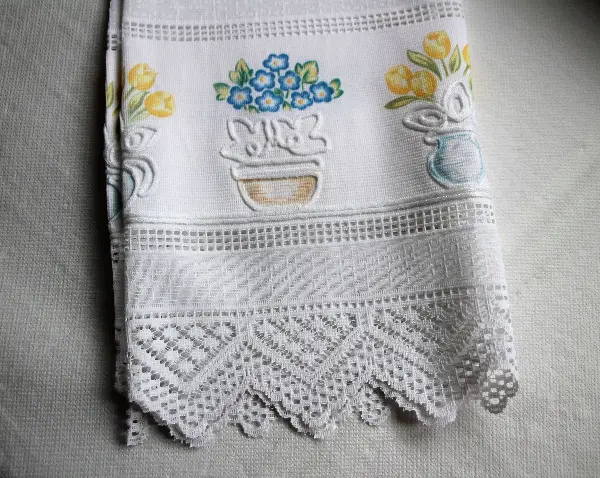 2 schöne Küchengardinen weiss mit Motiven