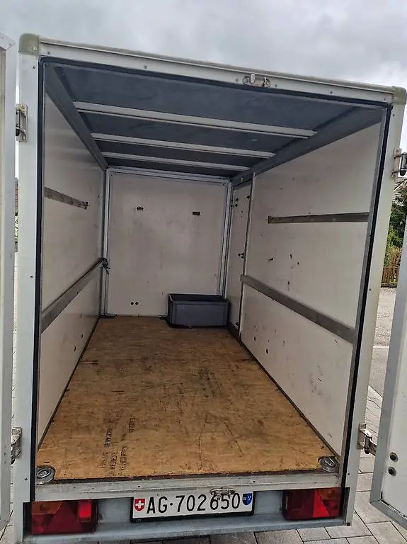 Anhänger mit Aufbau