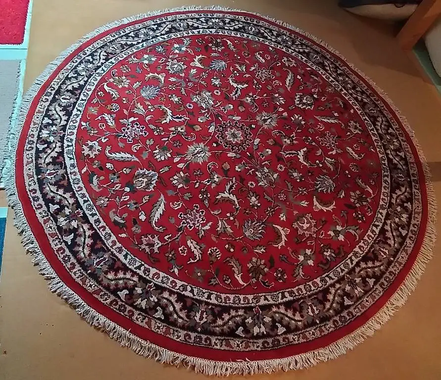 runder grosser Wollteppich