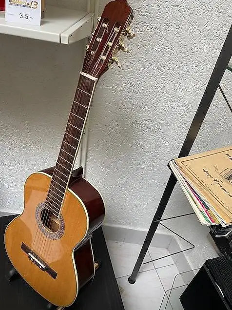 Gepflegte Gitarre mit schönem Klang