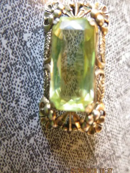  32 mm Brosche mit Gruenem kuenstl. Stein Citronengelb, ganz