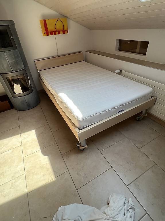 Doppelbett mit Matratze und Kopfteil