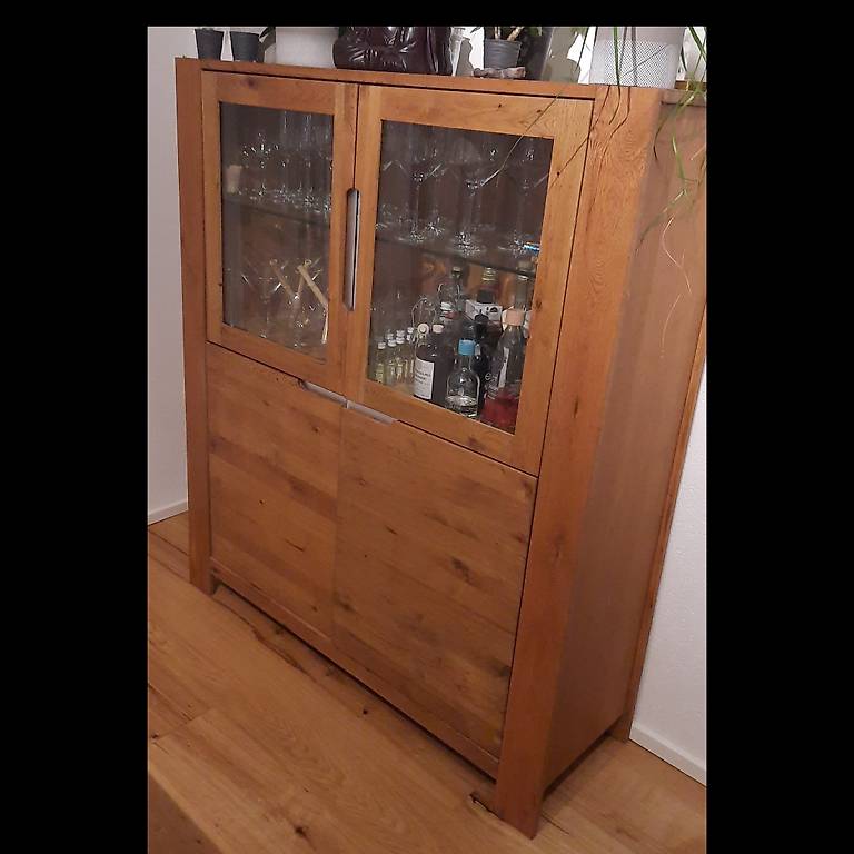 Holzvitrine mit Glastüren