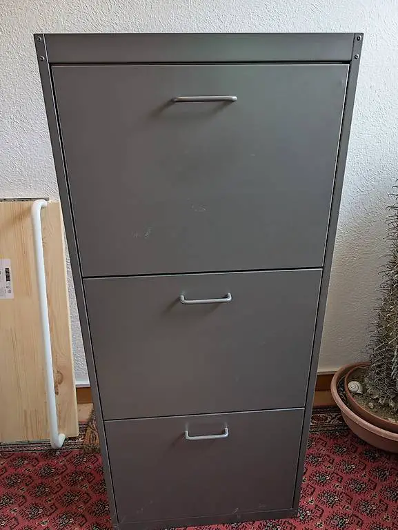 Schuhschrank aus Metall grau