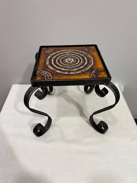 Kleiner Keramik Blumenhocker mit geschwungenem Eisenfuss