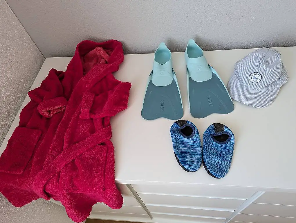 Bademantel Badeschuhe Flossen Kinder
