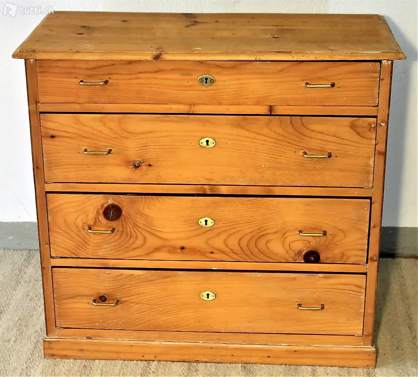  Kommode, Tannenholz massiv mit Goldbeschläge.
