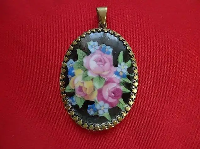 Anhänger gewölbt, oval, handgemalt. 4,5cm lang, 3cm breit.