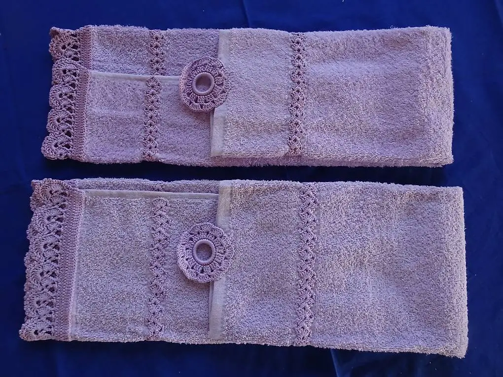 2Stück Frottiertücher NEU LILA. Mit Spitzen-Bordüre und Ring