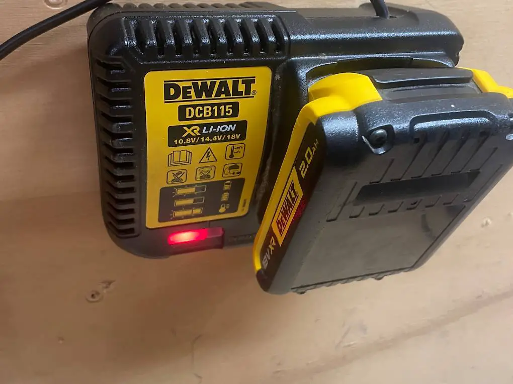 Dewalt Akkuladegerät Wandhalterung