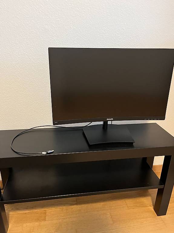 Bildschirm mit Tastatur und Maus