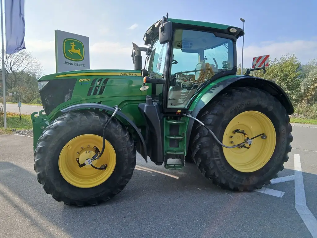 John Deere 6210R