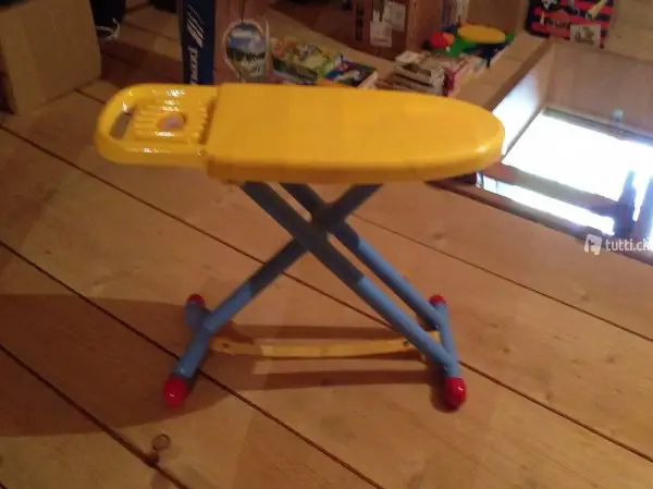 Kinderbügelbrett mit Bügeleisen