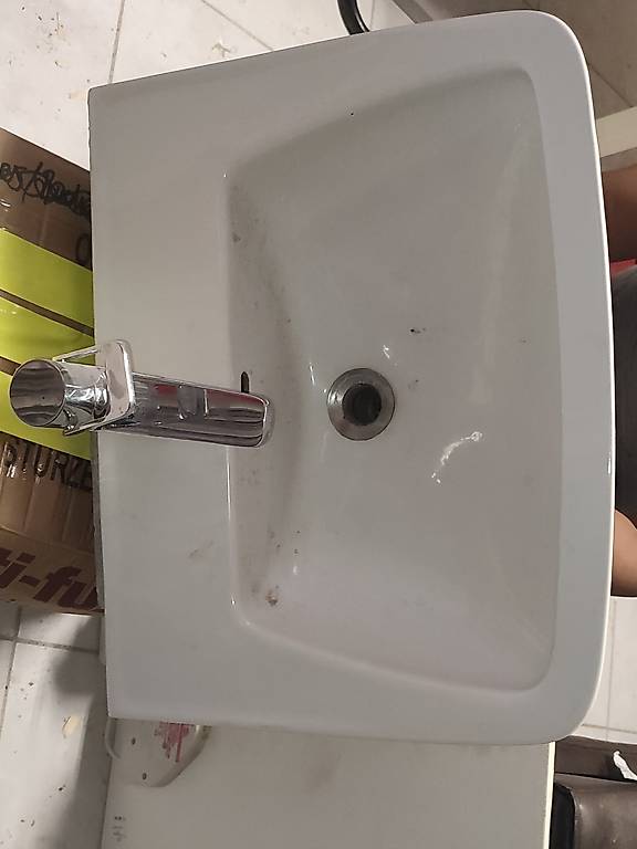 Waschbecken / Lavabo Keramik mit Wasserhahn