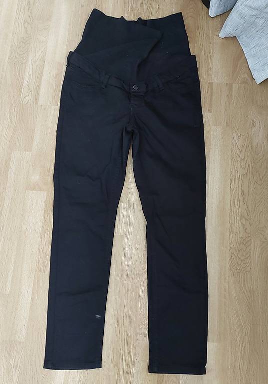 Schwangerschaftsmode: schwarze Hose von Esprit