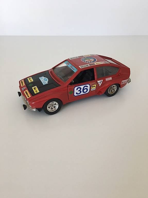 Alfa Romeo Alfetta GT Corsa 1:24 Burago