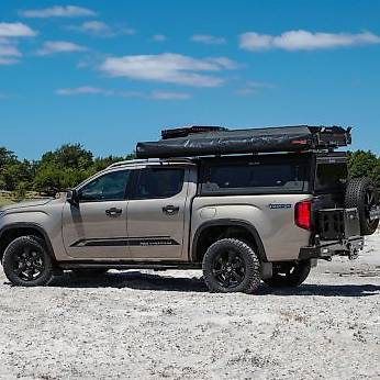 Alu Cab Hardtop Contour mit Seitenfenstern für VW Amarok