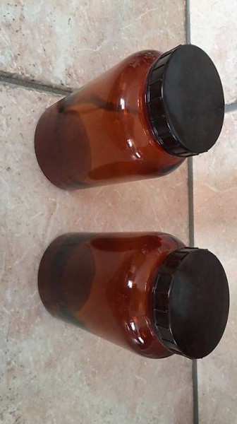 Glas mit Bakelitdeckel