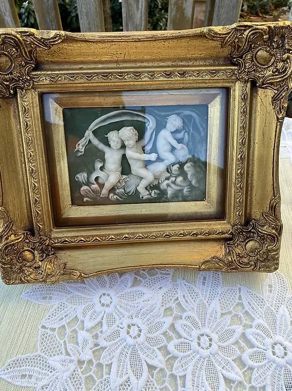 Alabasterengel hinter Glas in handvergoldetem Rahmen 60ies
