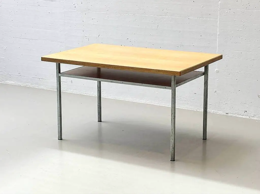 Schreib- Arbeitstisch mit massiven Stahlkonstruktion, 80er