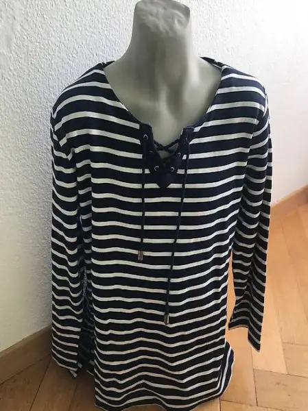 blau gestreiftes Oberteil