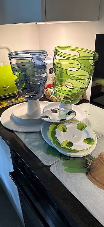 2 Trockenfutter Intelligenz Türme fast neu