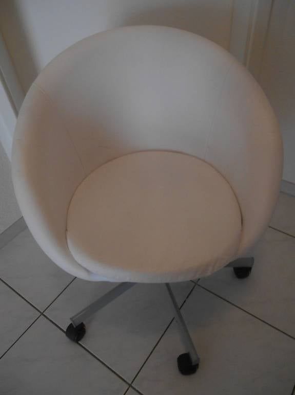 Drehstuhl, weiss und höhenverstellbar